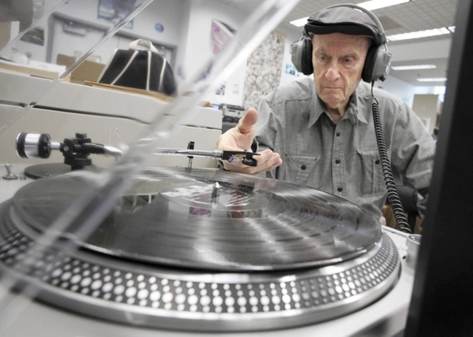 A picture of music collector Cristóbal Díaz-Ayala at FIU's Green Library