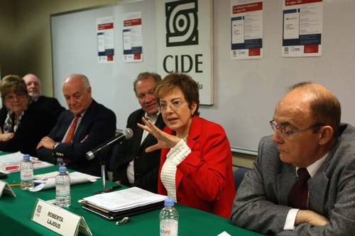 A photograph of professors Jorge Duany, Uva de Aragón, Andrés Rozenthal, Rafael Rojas, Roberta Lajous, and Juan Antonio Blanco during the report's presentation in Mexico City